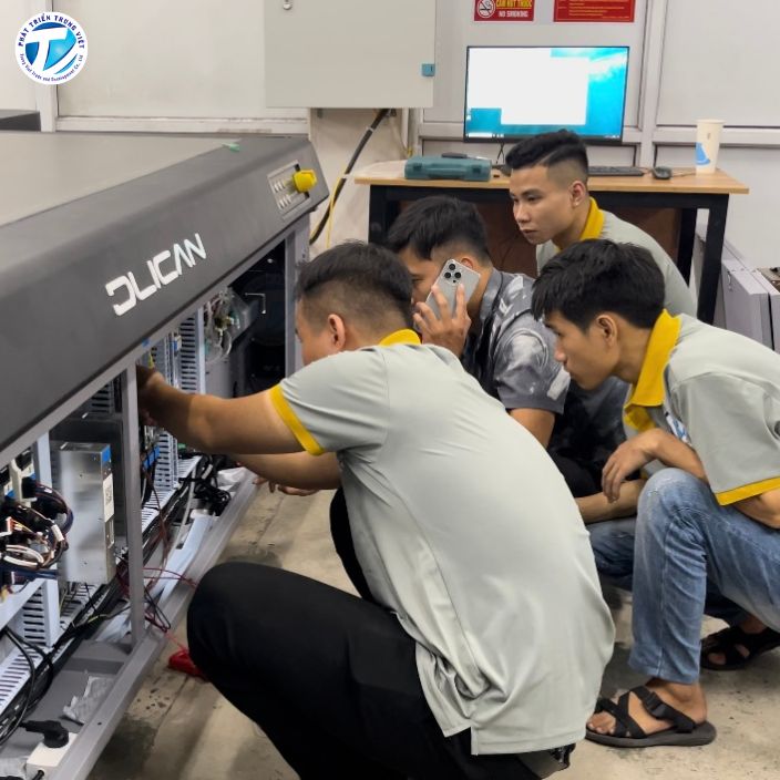 Kỹ thuật viên của Phát Triển Trung Việt kiểm tra máy cho khách hàng
